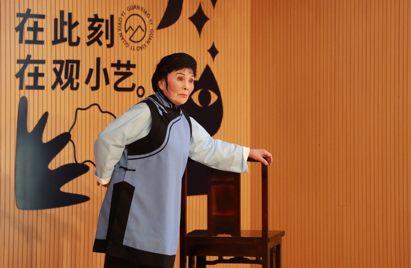83岁高龄的越剧老师张雅文带来剧目《祥林嫂·千悔恨万悔恨》。