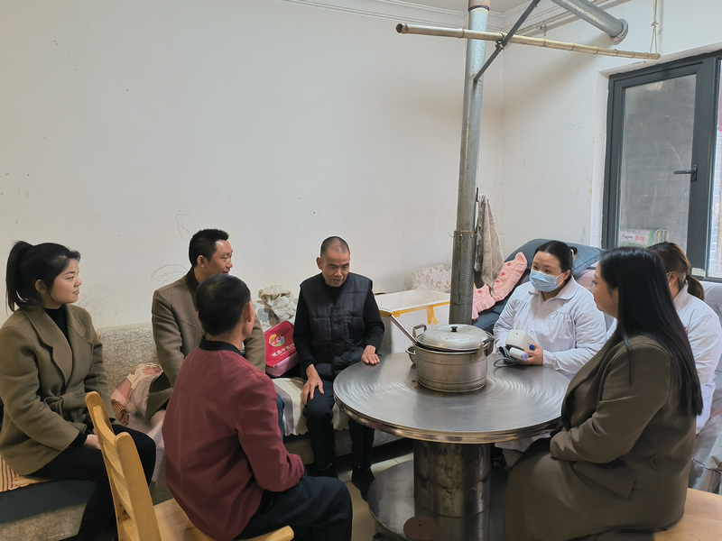 红兴社区工作人员和卫生院工作人员来葛家序家中看望。
