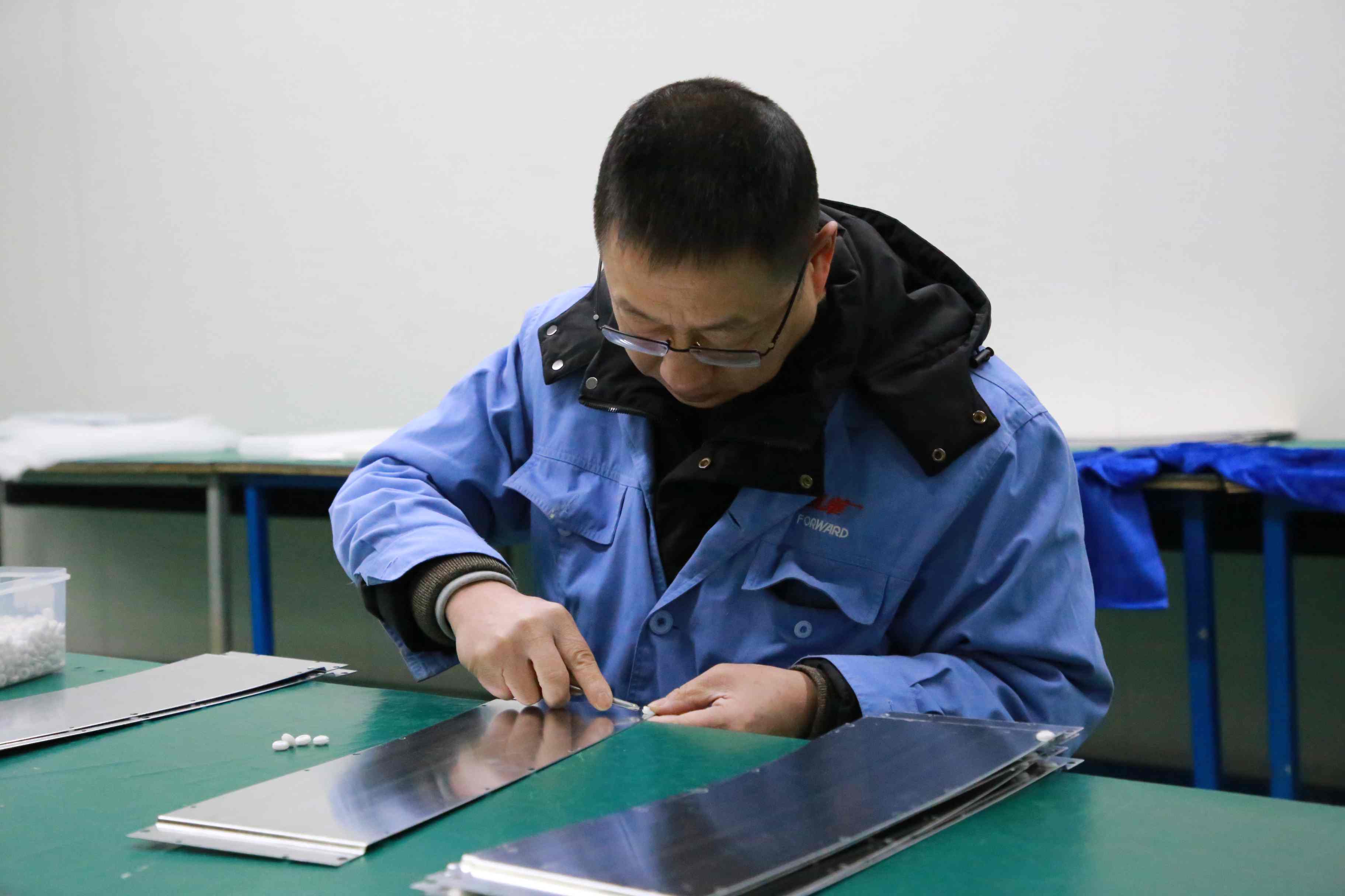 图为工人在处理材料。