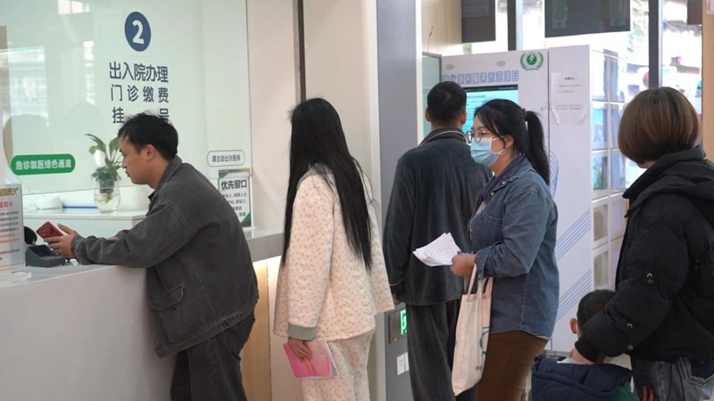 图片（1）患者正在排队挂号