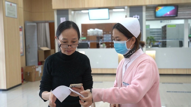图片（2）医护人员正在引导患者有序就诊