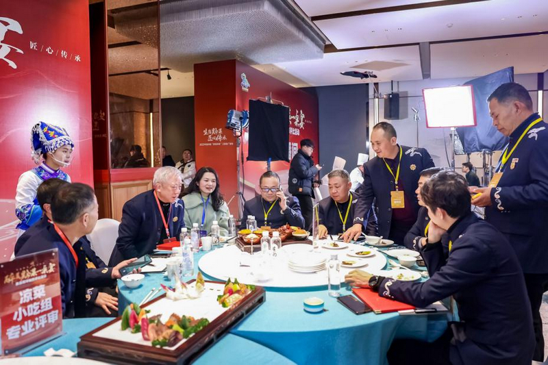 评比活动中，9个市（州）精心遴选当地特色美食，通过现场烹饪、摆盘、解说等进行展示参评。菜品包括凉菜、热菜、小吃等，样式齐全、各具特色。
