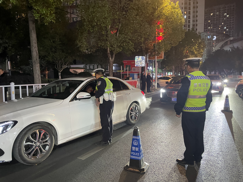 思南交警对过往车辆开展酒驾检测。张国民摄