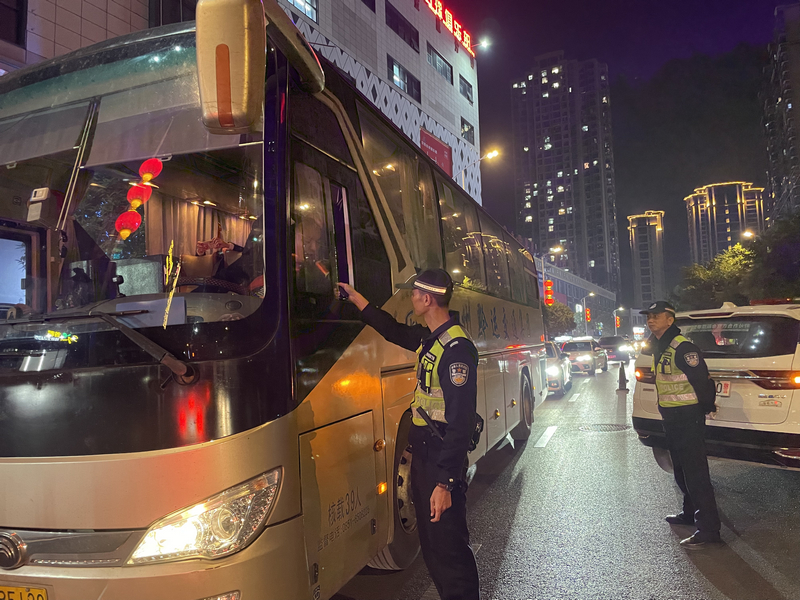 思南交警正在对过往车辆进行酒驾检查。张国民摄