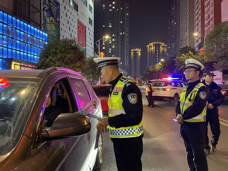 思南交警正在检查驾驶人员相关证件。张国民摄