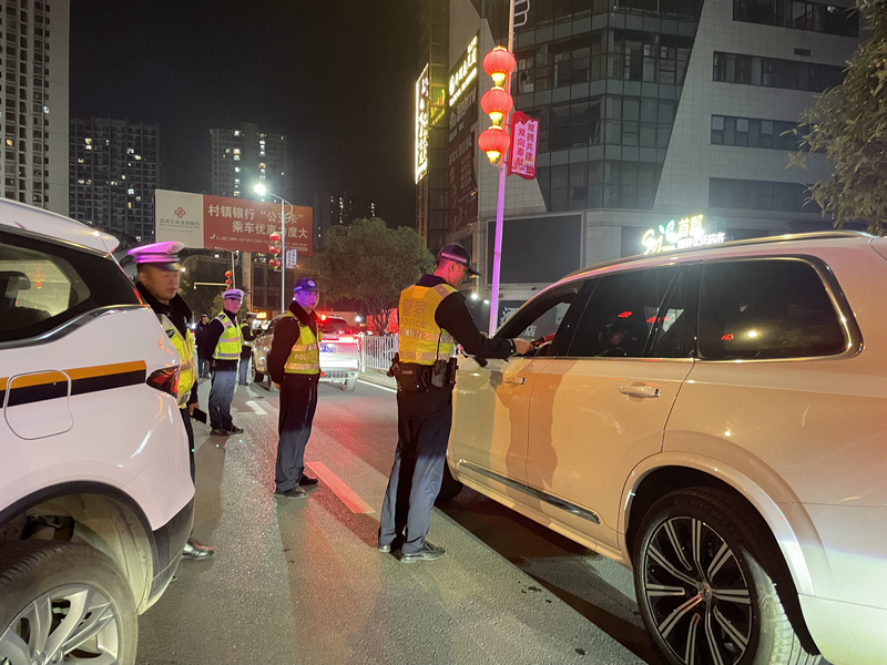 思南交警正在拍查酒驾车牌。张国民摄