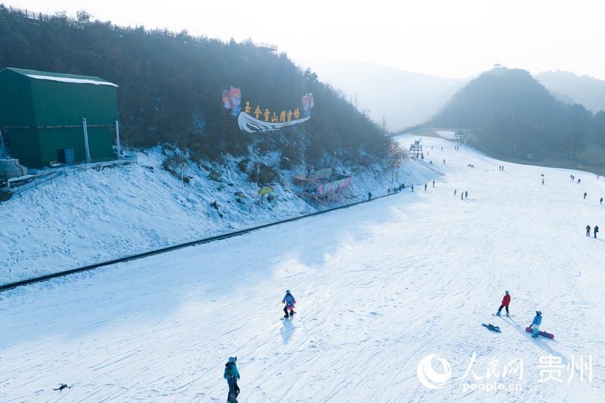航拍六盤水玉舍雪山滑雪場。人民網記者 涂敏攝