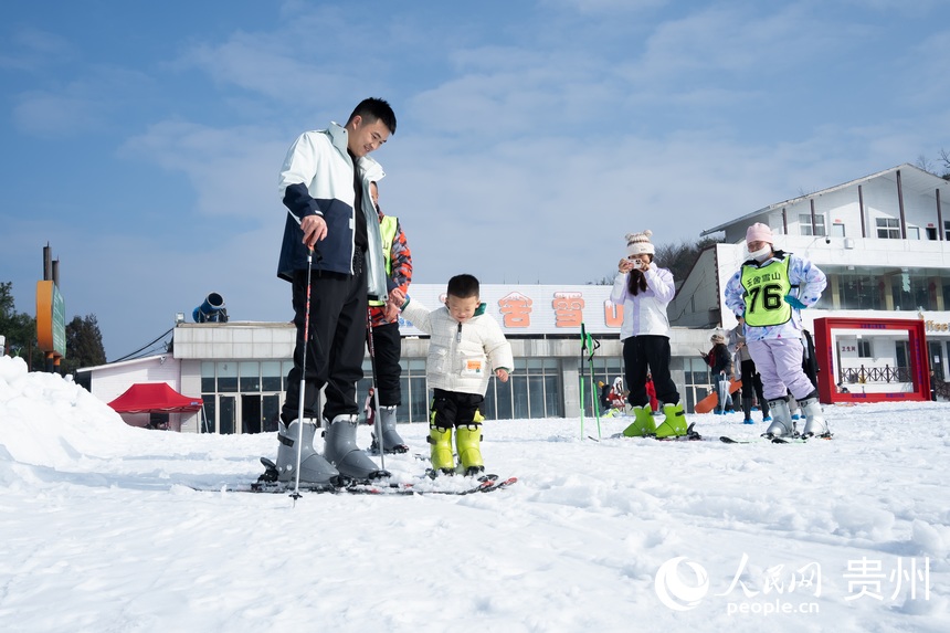 游客在六盤水玉舍雪山滑雪場內體驗冰雪運動的魅力。人民網記者 涂敏攝