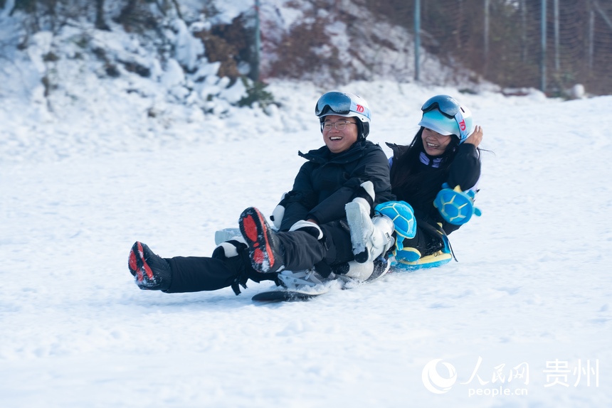 游客在六盤水玉舍雪山滑雪場內體驗冰雪運動的魅力。人民網記者 涂敏攝