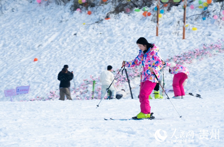 游客在六盤水玉舍雪山滑雪場內體驗冰雪運動的魅力。人民網記者 涂敏攝