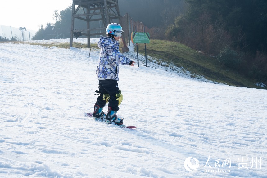 游客在六盤水玉舍雪山滑雪場內體驗冰雪運動的魅力。人民網記者 涂敏攝