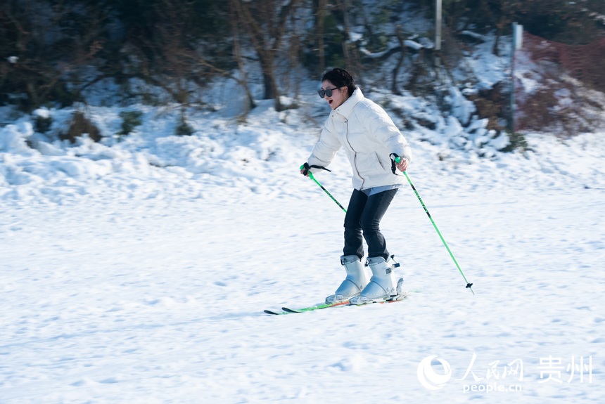 游客在六盤水玉舍雪山滑雪場內體驗冰雪運動的魅力。人民網記者 涂敏攝