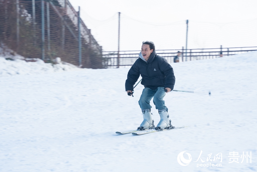 游客在六盤水玉舍雪山滑雪場內體驗冰雪運動的魅力。人民網記者 涂敏攝