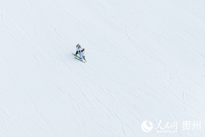 航拍在雪場內滑雪的游客。人民網記者 涂敏攝