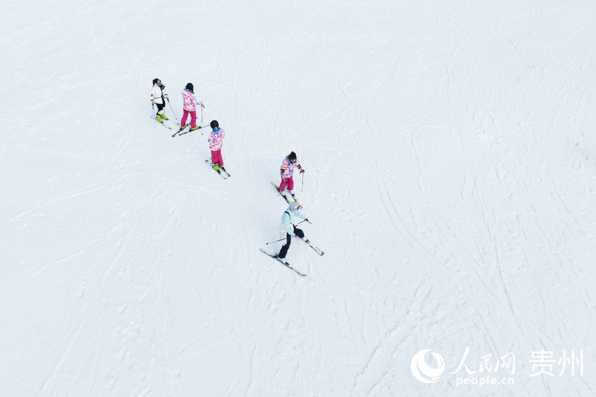 航拍在雪場內滑雪的游客。人民網記者 涂敏攝