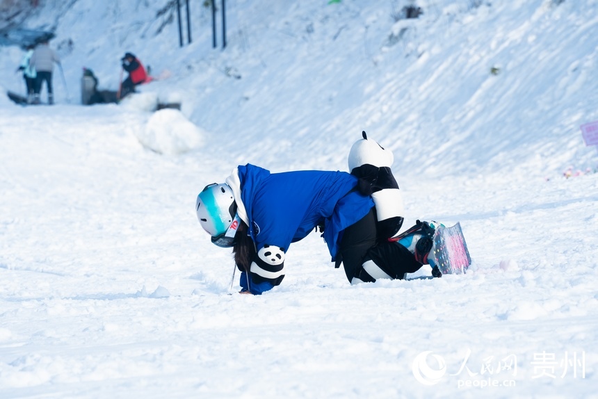 在雪場內滑雪的游客。人民網記者 涂敏攝