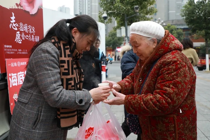 志願者向市民免費贈送愛心粥。