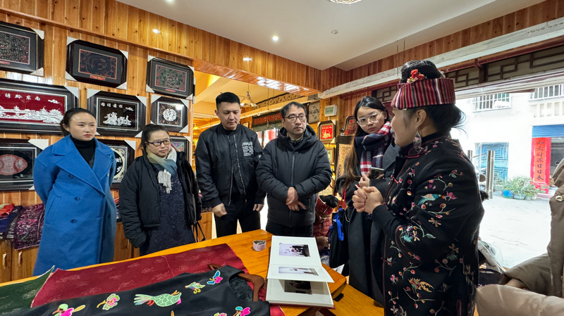 调研组在浩邓民族刺绣有限责任公司调研。