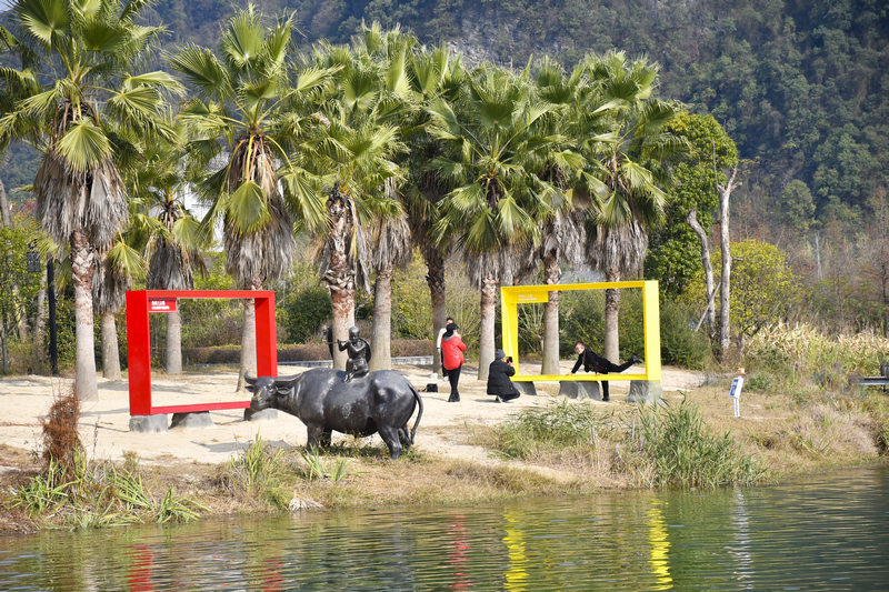 游客在都勻市三江堰水生態公園貴州三江堰水生態保護宣教基地游玩。