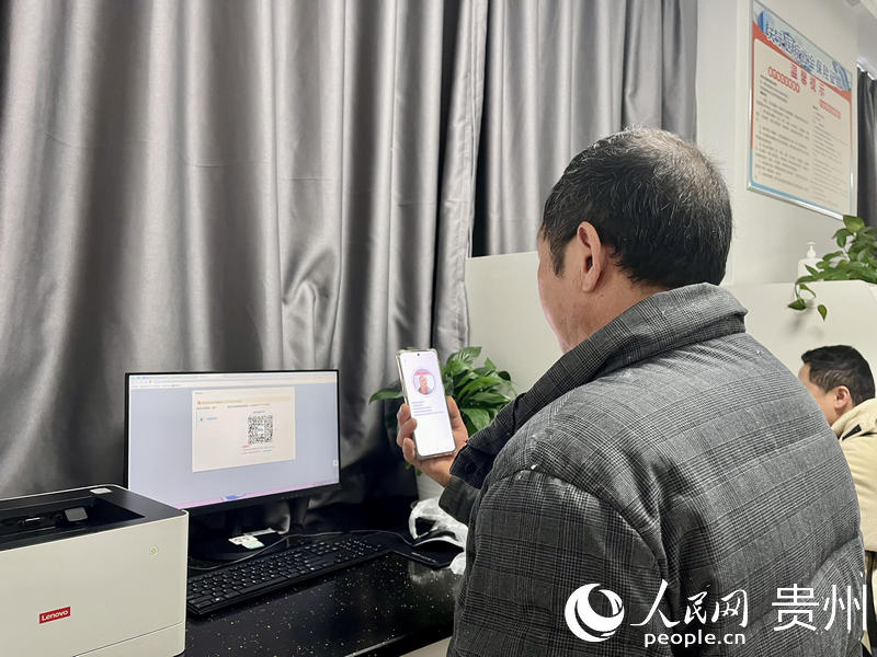 群众在办税服务大厅学习网上办税流程。人民网 李丽萍摄