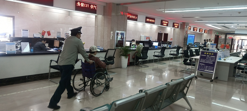 政务大厅帮助残疾人办理业务。