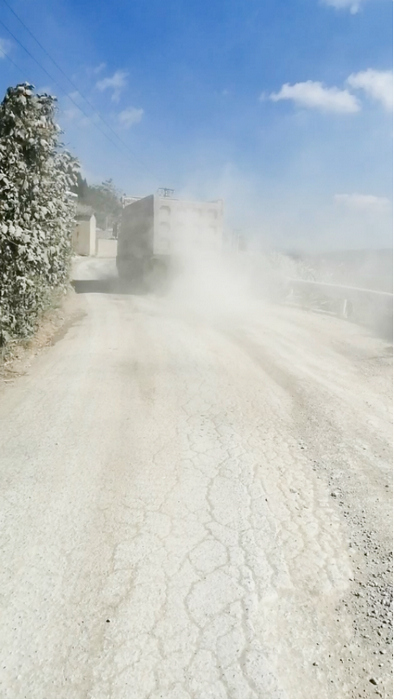 大貨車過路帶起的灰塵。村民提供