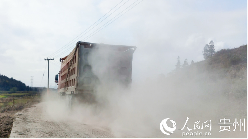 11月25日，貨車經過后帶起的灰塵。人民網 涂敏攝