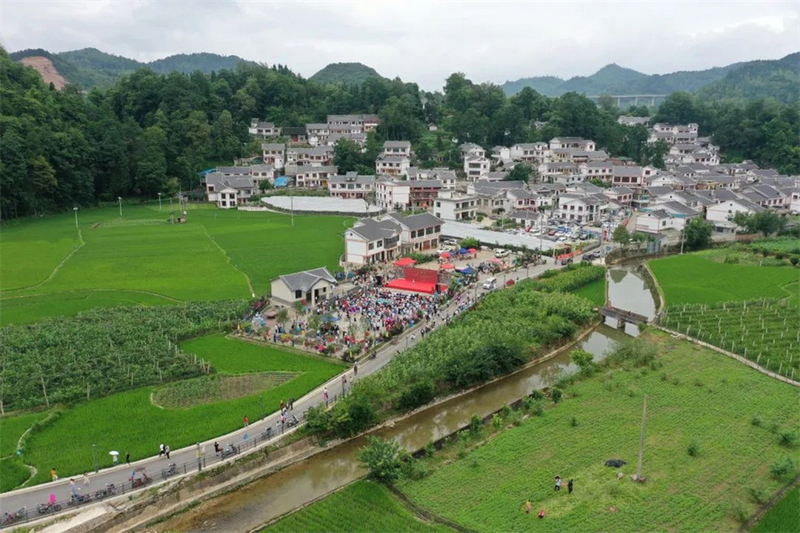 百花湖镇下麦城村一角。