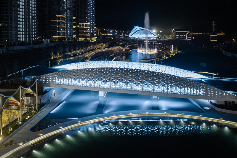 貴陽鐵建城飲馬湖夜景。中國鐵建地產貴州公司供圖