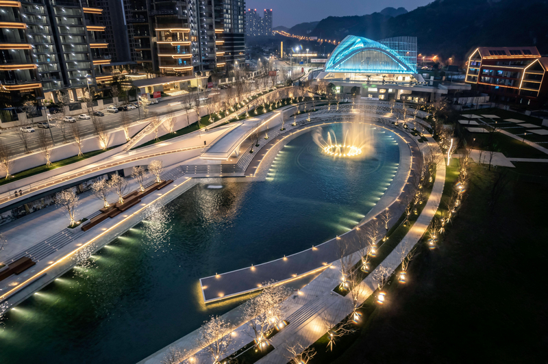 鐵建城飲馬湖公園夜景。中國鐵建地產貴州公司供圖