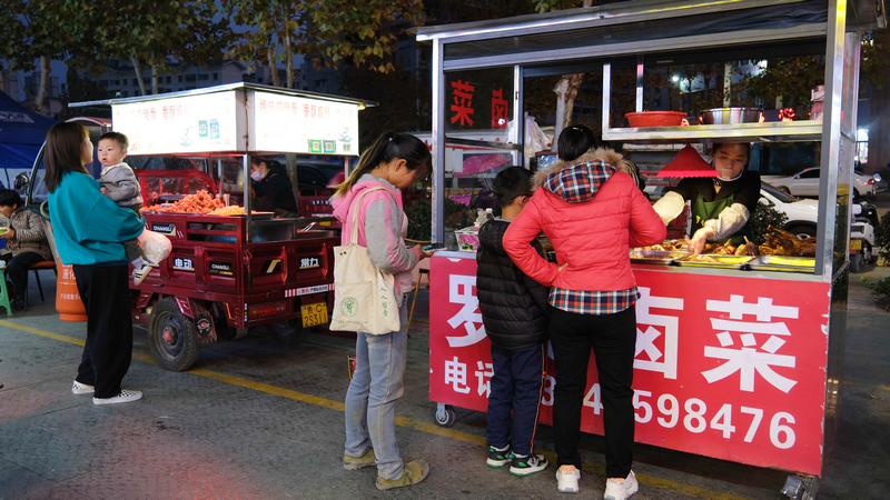 市民在夜市街购买小吃。王婵娟摄