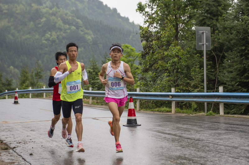 2023年4月18日，從江縣加榜梯田景區馬拉鬆參賽選手在比賽。吳德軍攝