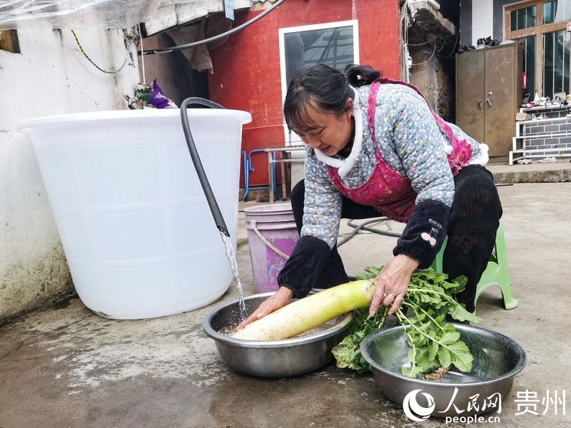 夏阿姨用自来水洗菜。人民网 王秀芳摄.jpg