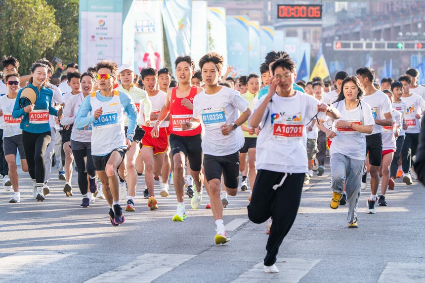 参赛选手从起跑点出发。罗大富摄