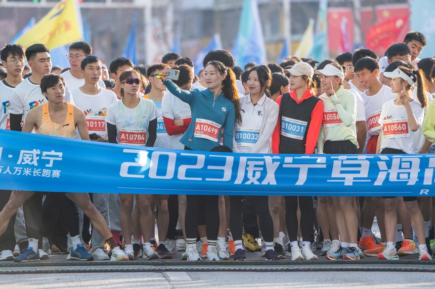 参赛选手在贵州省毕节市威宁彝族回族苗族自治县参加万人万米长跑赛活动。罗大富摄