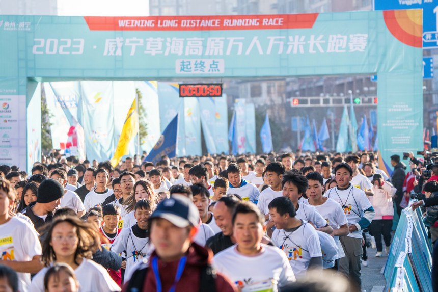 万人万米长跑赛开赛。罗大富摄