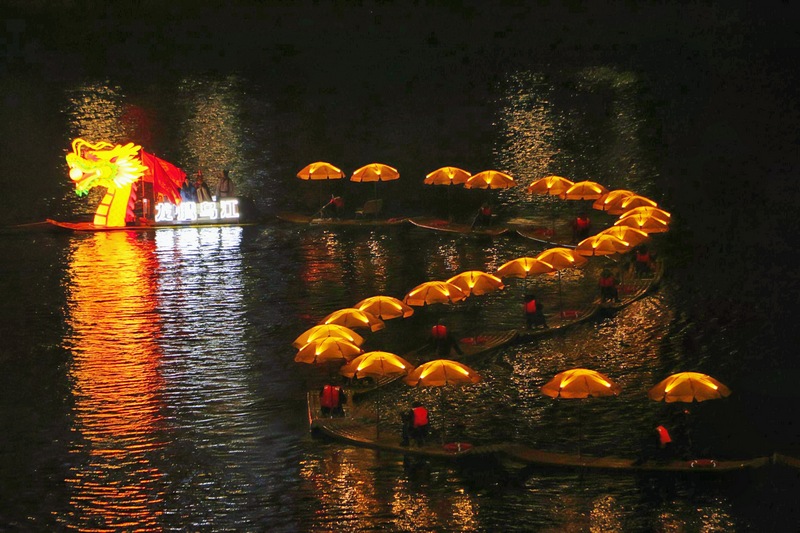 夜晚的竹筏巨龙.jpg