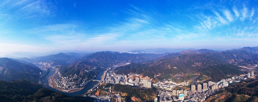2023年12月25日，貴州省從江縣縣城全景（無人機合成照片）。