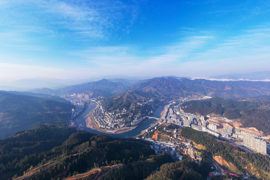 2023年12月25日，貴州省從江縣縣城一景（無人機合成照片）。
