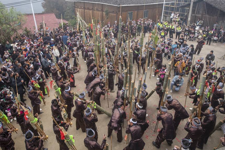 2023年12月31日，苗族群眾在貴州省從江縣丙妹鎮大塘苗寨蘆笙節活動上吹奏蘆笙。