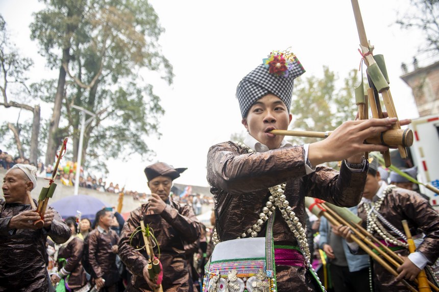 2023年12月31日，苗族群眾在貴州省從江縣丙妹鎮大塘苗寨蘆笙節活動上吹奏蘆笙。