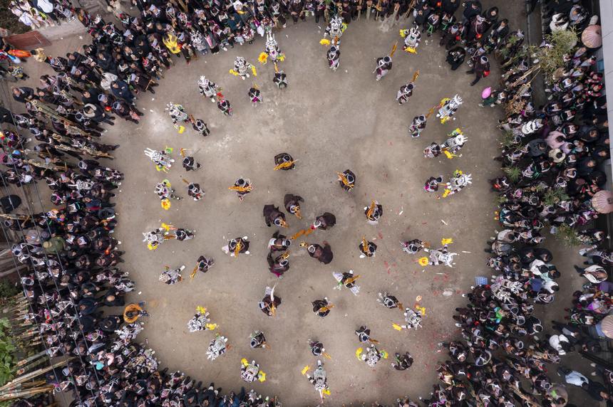 2023年12月31日，苗族群眾在貴州省從江縣丙妹鎮大塘苗寨蘆笙節活動上跳蘆笙舞（無人機照片）。