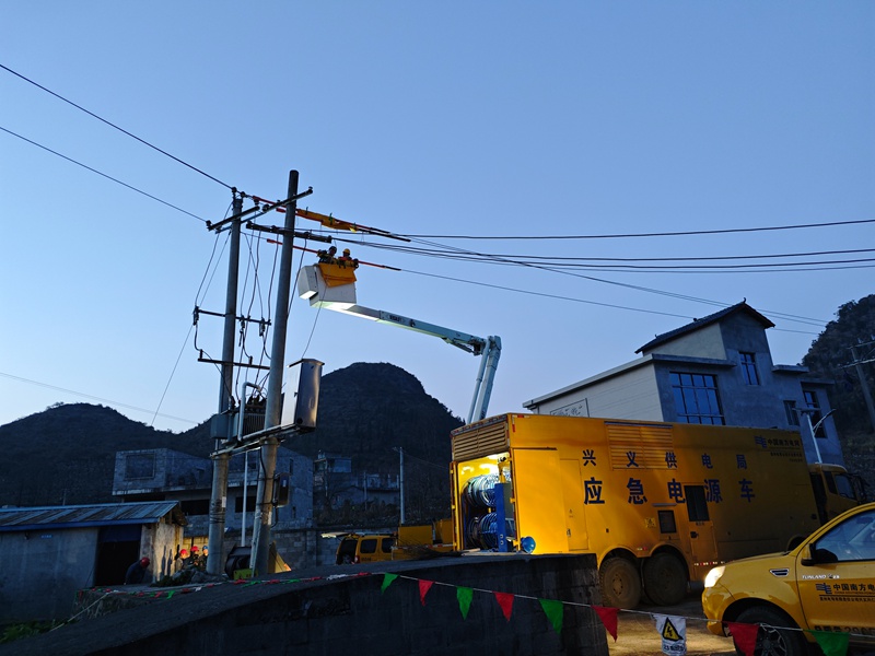 2、南方電網興仁供電局工作人員通過數字化電網互供互倒與應急供電車保障群眾跨年夜正常用電。興仁供電局供圖