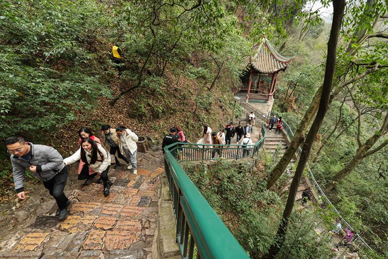 公园内，游客正在爬山登高。李海洋摄