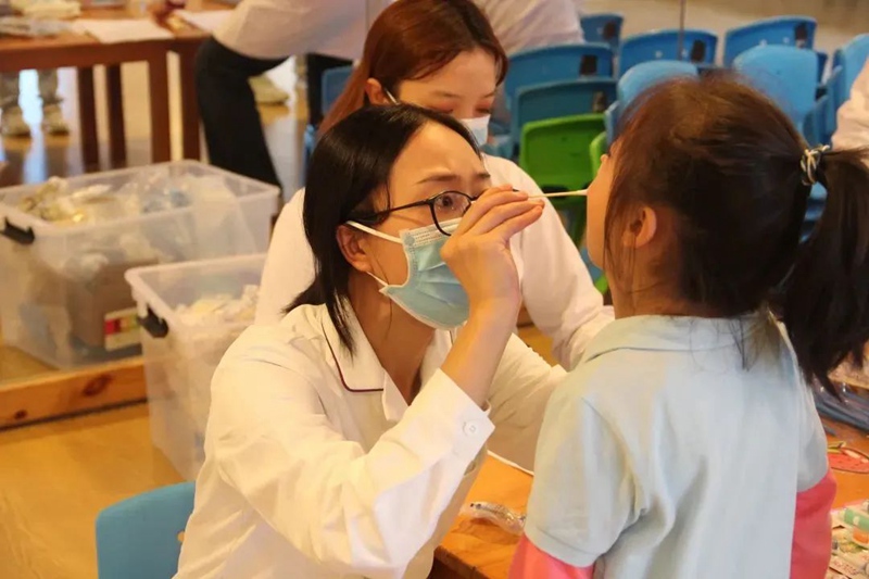 贵州医科大学附属口腔医院医生走进幼儿园为孩子们免费进行口腔义诊服务。