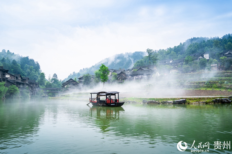 11 贵州省遵义市乌江寨，在江面上穿行的橹船。人民网 涂敏 摄