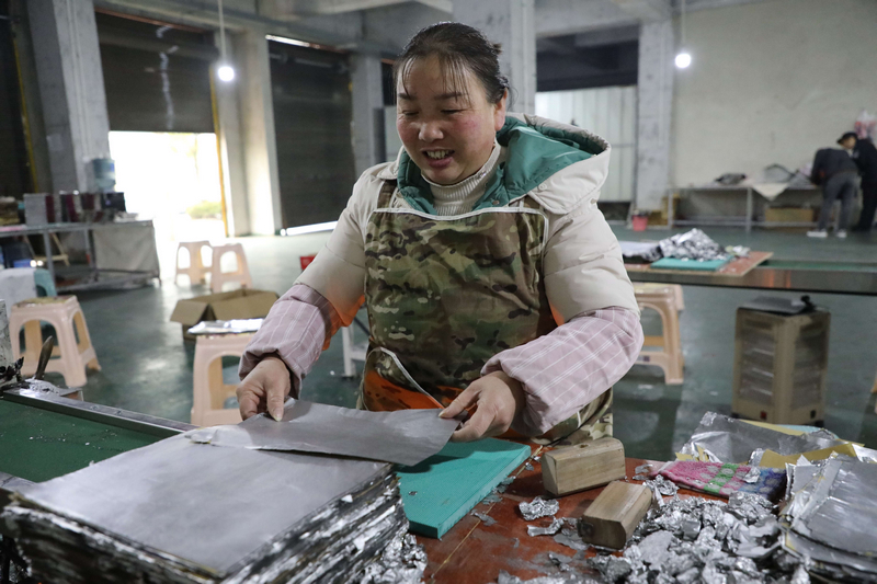 搬迁群众周婷正在工作。