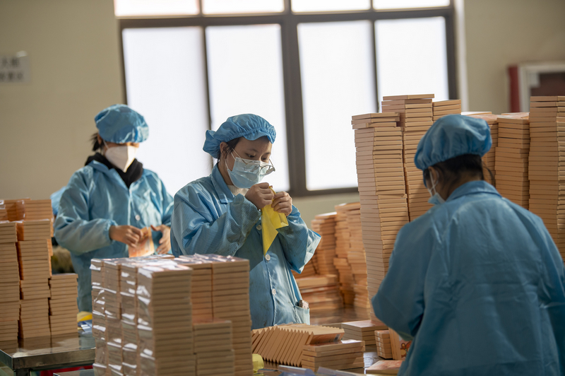 2024年1月4日，位於貴州省從江縣美娥工業園區的貴州盛世泰合醫藥科技有限公司生產車間，工人正在對許暖貼進行包裝。