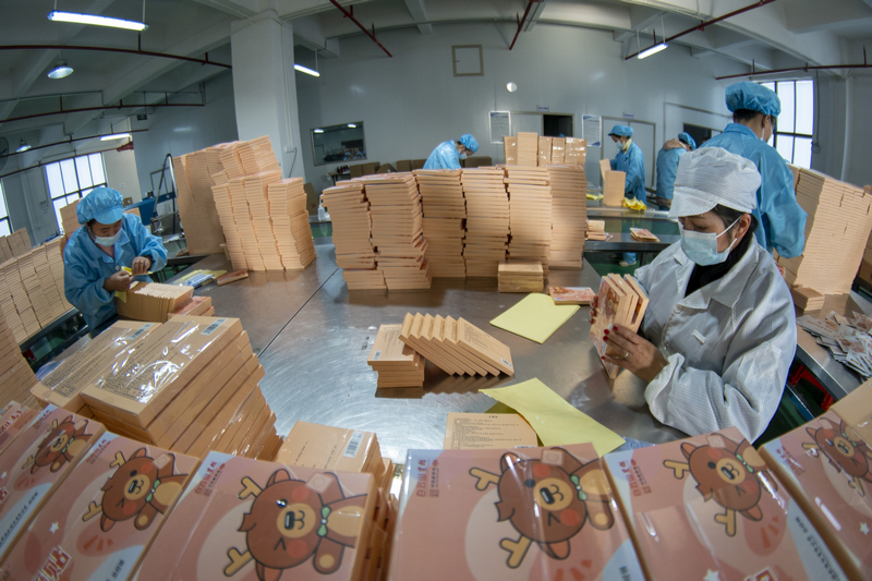 2024年1月4日，位于贵州省从江县美娥工业园区的贵州盛世泰合医药科技有限公司生产车间，工人正在对许暖贴进行包装。