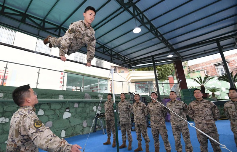 官兵正在开展器械训练。